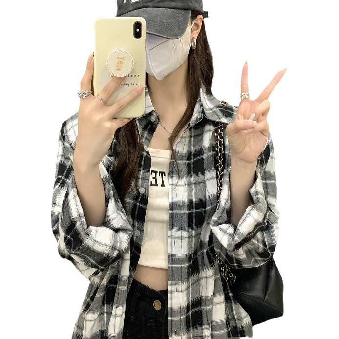 レトロな格子のシャツの女性のデザイン感があります。|undefined