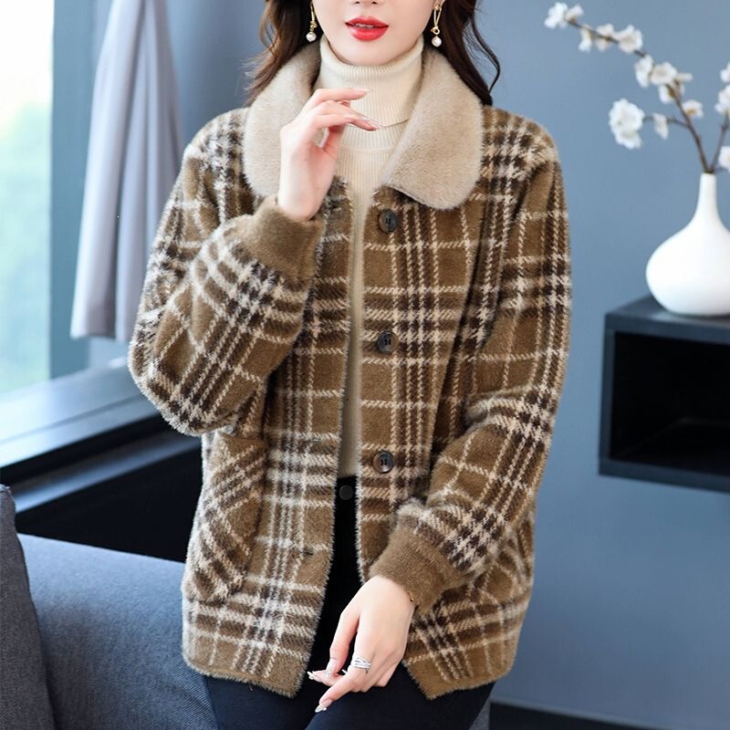Stylish and warm autumn/winter outerwear for middle-aged women: a short, plus-size cotton jacket with a plaid pattern and faux mink fur trim Stylish and warm autumn/winter outerwear for middle-aged women: a short, plus-size cotton jacket with a plaid pattern and faux mink fur trim