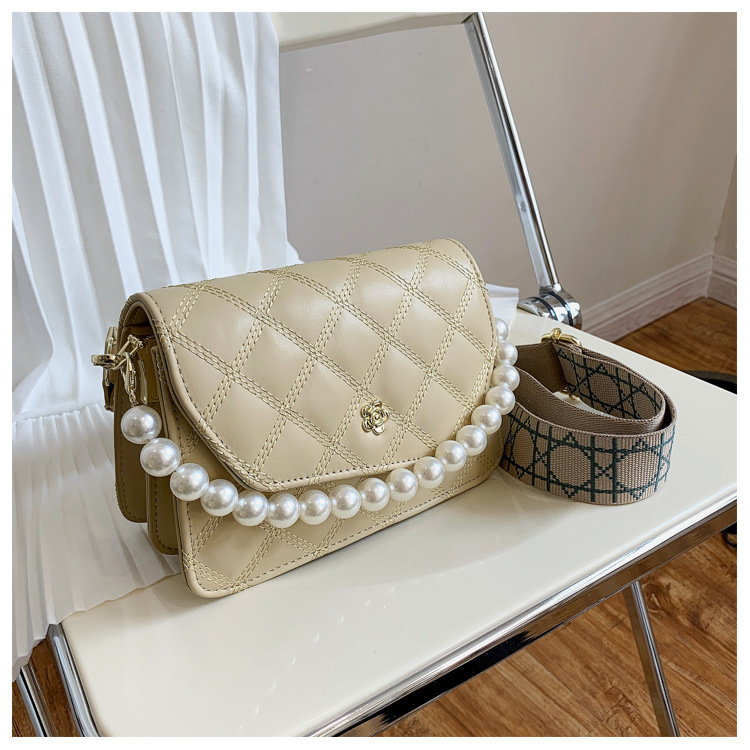 Fashion Pearl Chain Shoulder Messenger Portable Bag Wholesale display picture 2