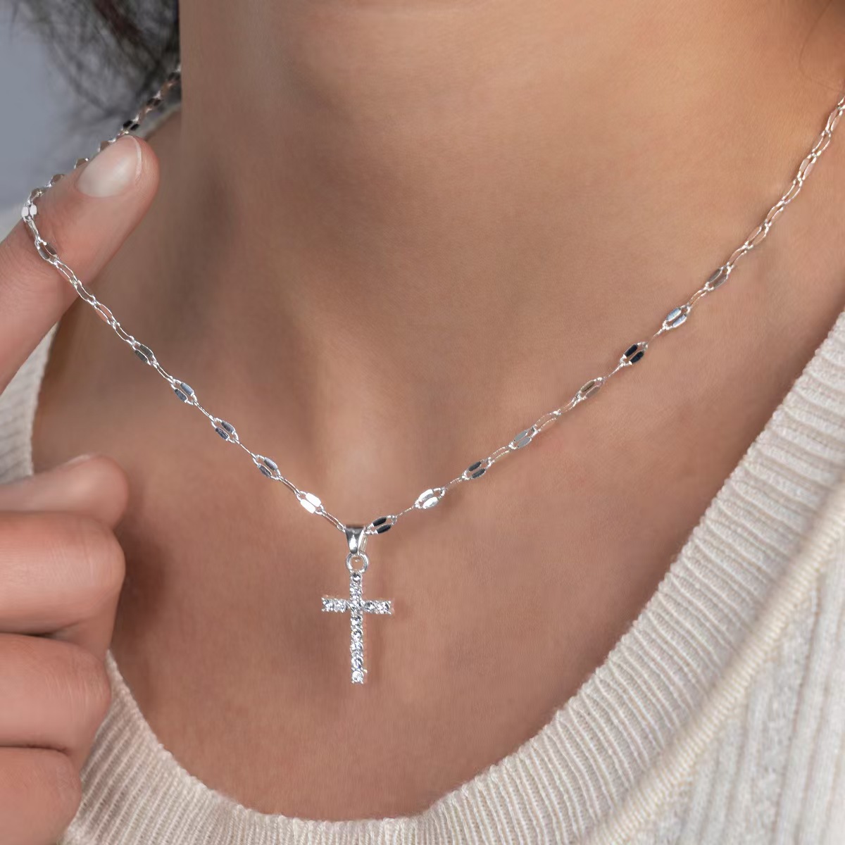 Korean Style Simple Popular silver Sparkling Diamond Cross Pendant Necklace Women Hot Selling Jewelry Jewelry Wholesale