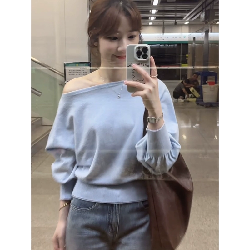 Косые плечи синяя вязаная нижняя рубашка с открытыми плечами свитер женский 2025 весна и осень