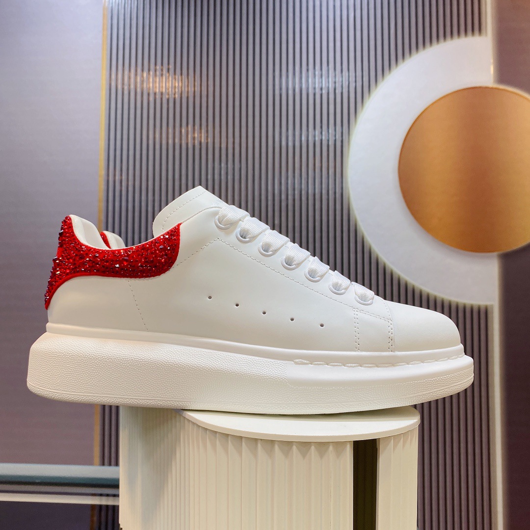 Versión superior de gama alta brillante diamante McQueen blanco zapatos de las mujeres flash diamante piel de vaca gruesa inferior aumento versátil deportes par zapatos casuales hombres