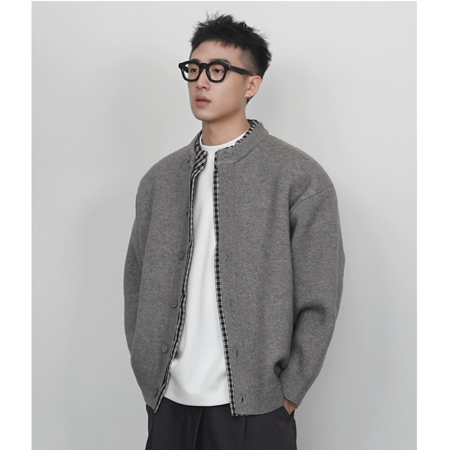 Men's plus-size, loose-fitting, solid color, simple and casual two-piece knit cardigan for autumn and winter.