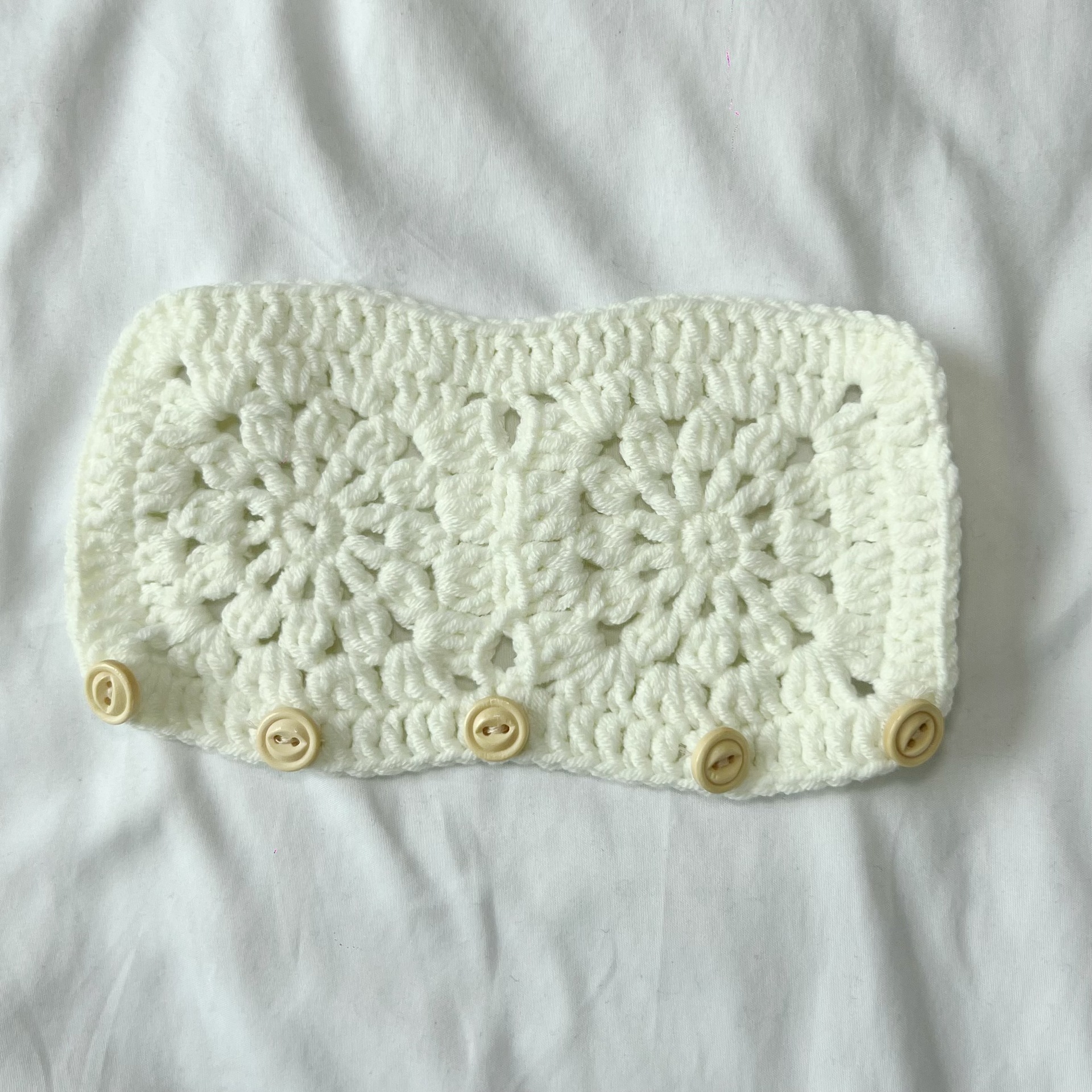 Car Steering Wheel Cover for Women, Universal Style, Elastic Hand-Crocheted, Milky White Small Flower Steering Wheel Decoration, Cross-Border