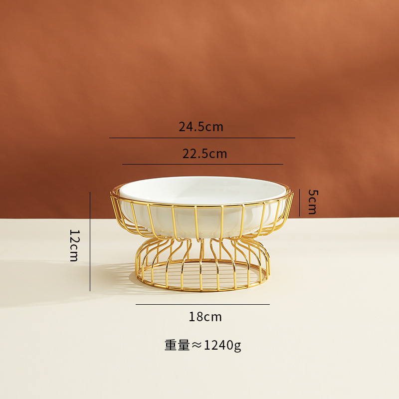デザート台の展示棚に飾られた結婚式のケーキトレーの下のお茶の多層お菓子皿の冷たい食事の休憩台の誕生日|undefined