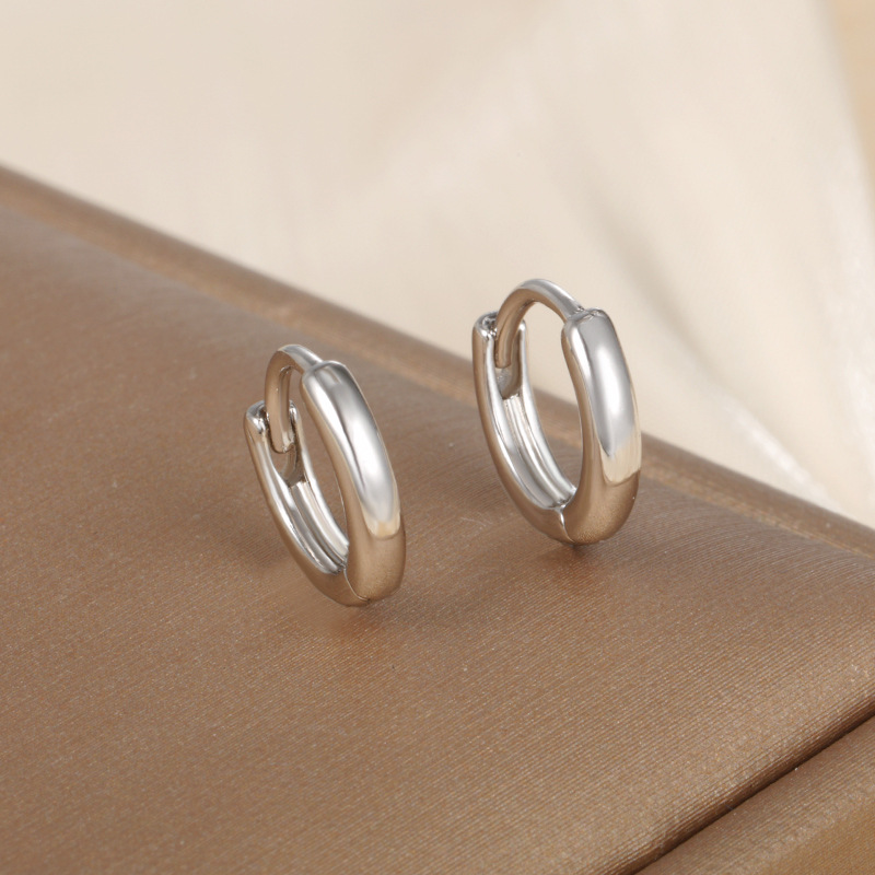 Xuping Jewelry Pendientes de circonita con incrustaciones redondas brillantes Pendientes de estilo frío simple de nicho femenino de alta gama