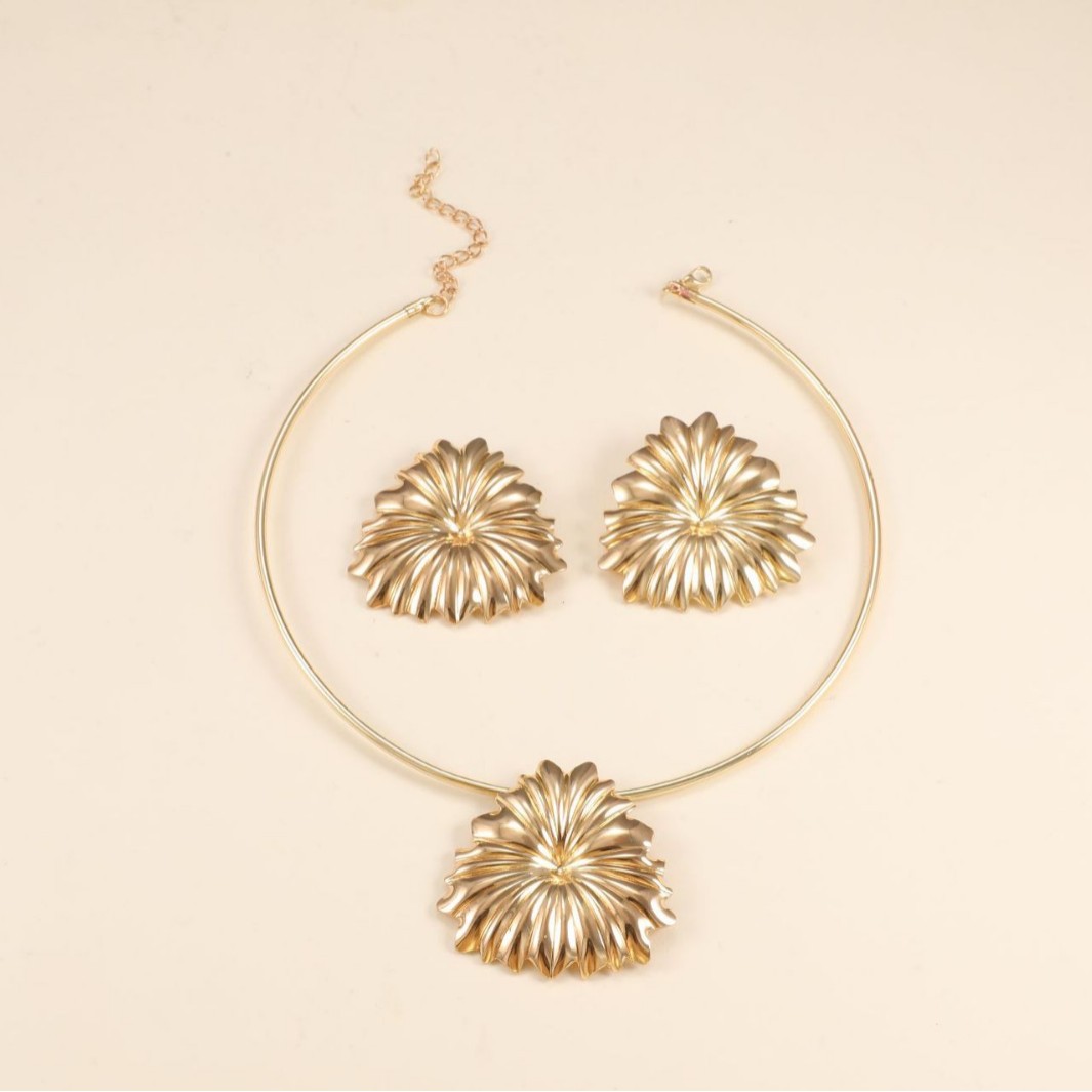 Transfronterizos europeos y estadounidenses exagerados collares de flores tridimensionales set de aretes de aretes de estilo metálico personalidad set de joyería para mujeres
