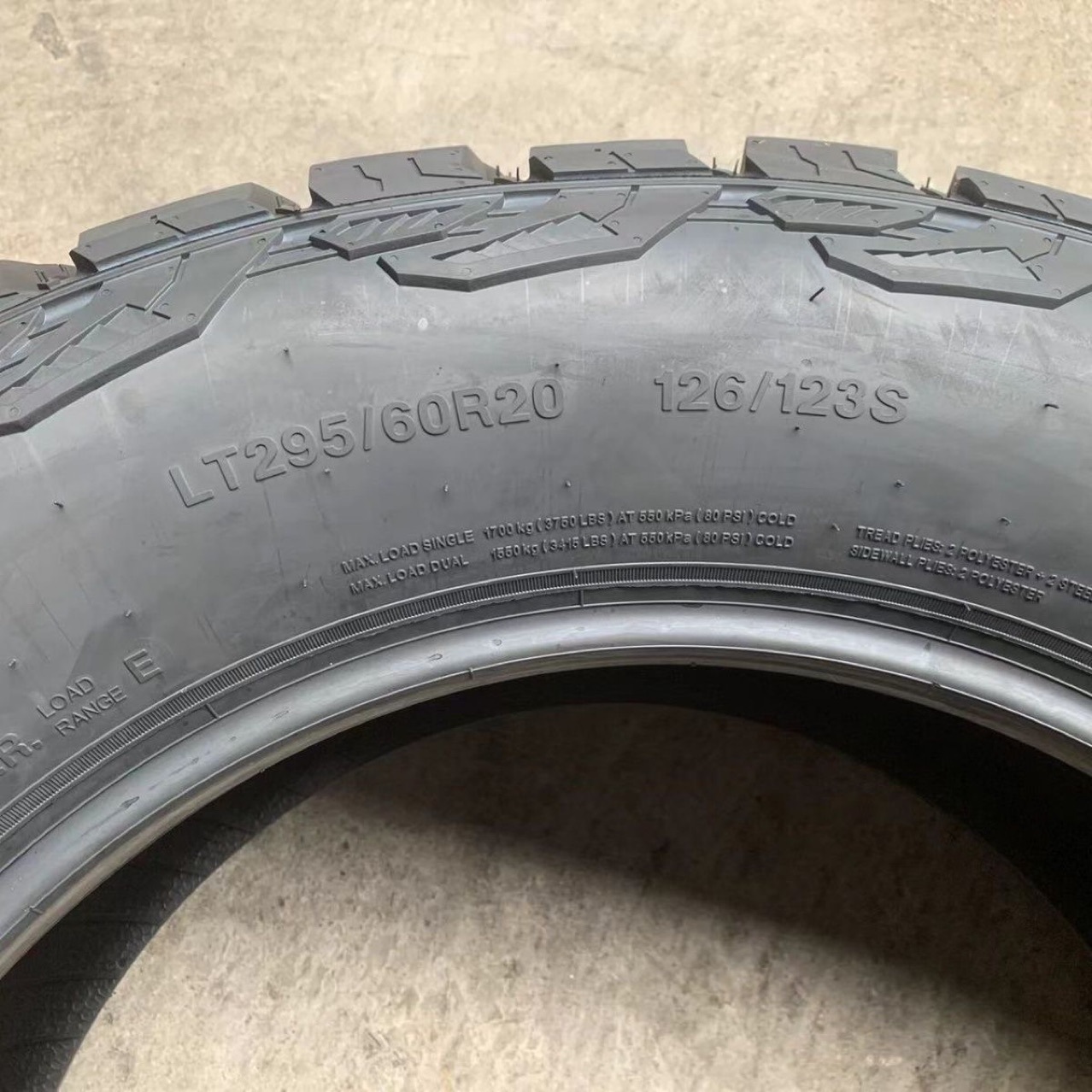 Chaoyang No.1 Tire 295/60R20LT 10PR Dongfeng Mengshi Tank 700 Looking Up at U8 Off-road AT Tire