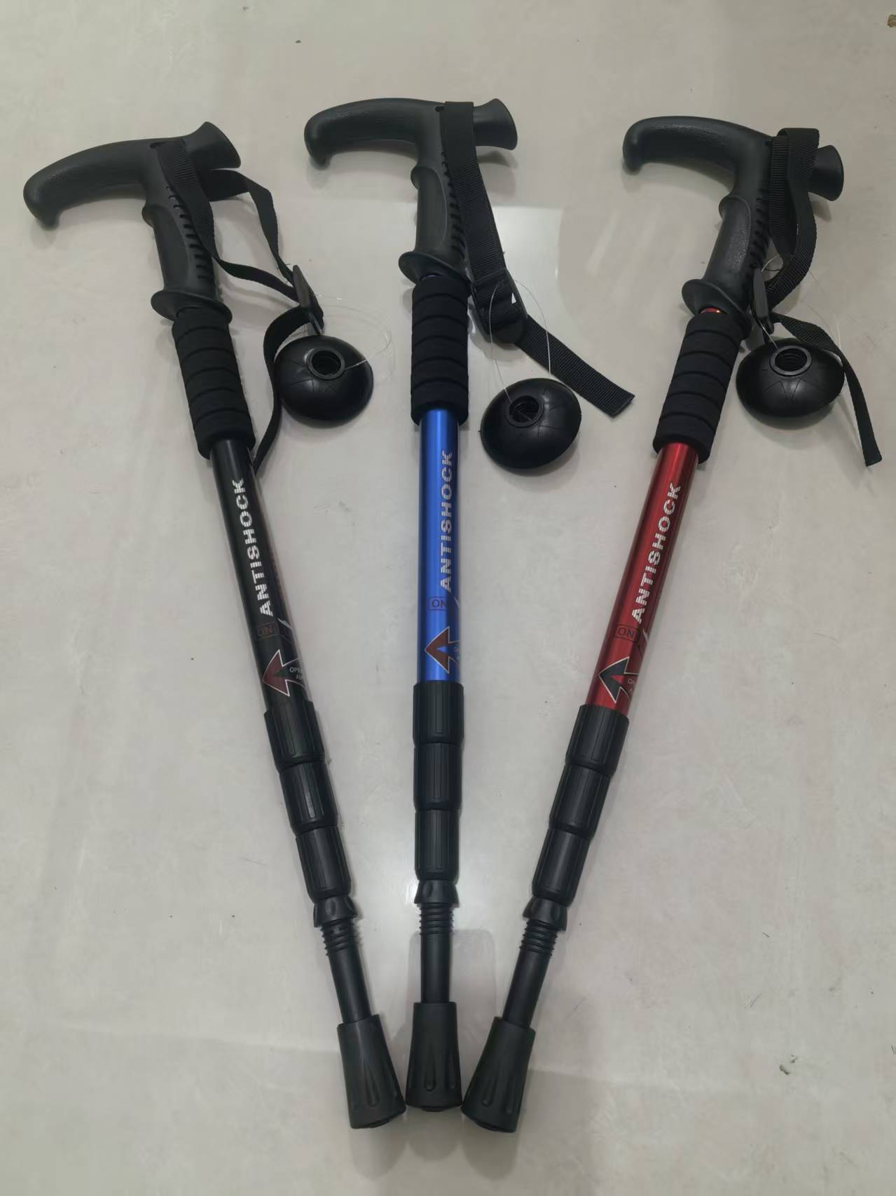 Muletas retráctiles de aleación de aluminio a prueba de choque cuatro secciones de escalada de montaña personalizadas de senderismo escalada de montaña antideslizante muletas ultraligeras
