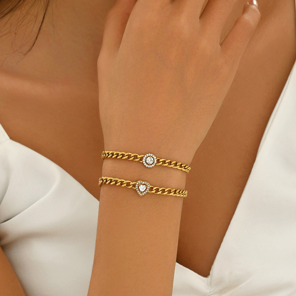 Bracciale charm cuore in zircone placcato oro per donna elegante_voghion.com