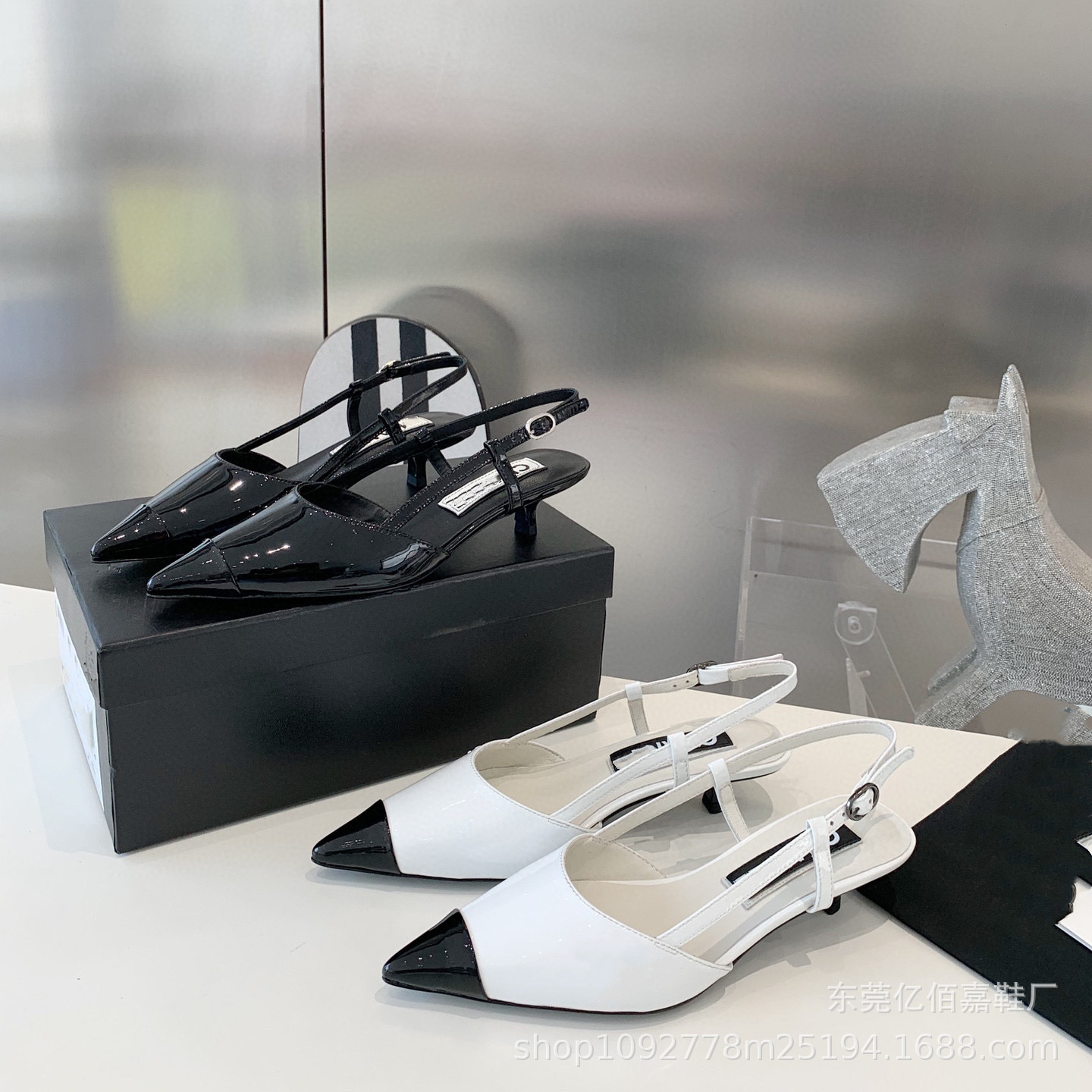 Two-tone sandals made of patent leather