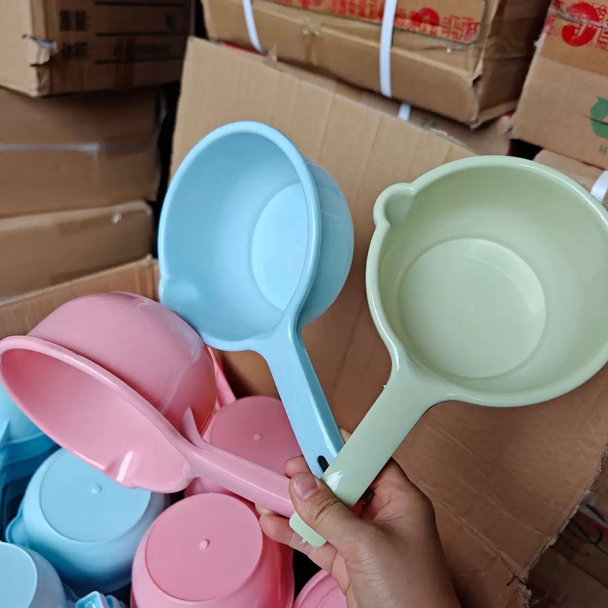 807 colorful household plastic water scoop, kitchen water scoop, daily use water scoop, 1 yuan wholesale