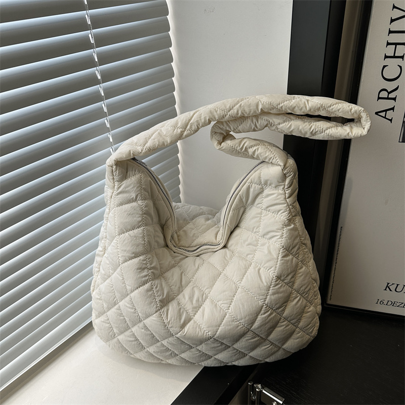 Bolsa coreana bordada a rejilla 2024, nueva bolsa de hombro casual de gran capacidad, bolsa de hombro de algodón simple, literatura y arte.