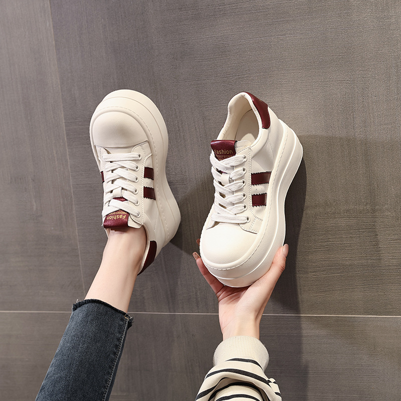 Giày sneaker nữ đế dày tăng chiều cao bên trong, form thể thao mùa xuân — Màu đỏ be