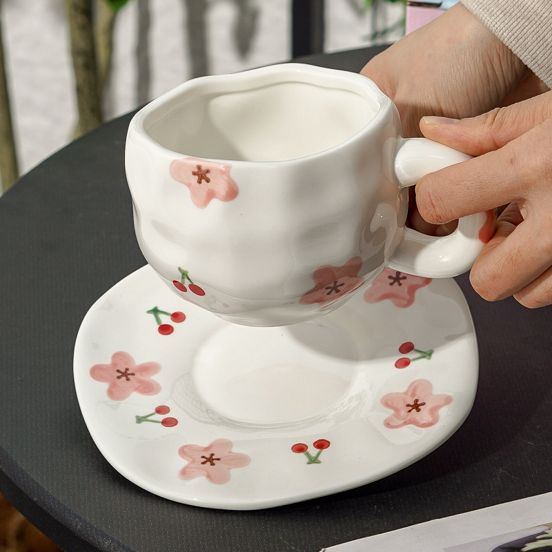 Hermoso conjunto de tazas de café y platos Regalos comerciales Irregulares tazas de desayuno transfronterizas de cerámica Pastoral pintada a mano esmaltada