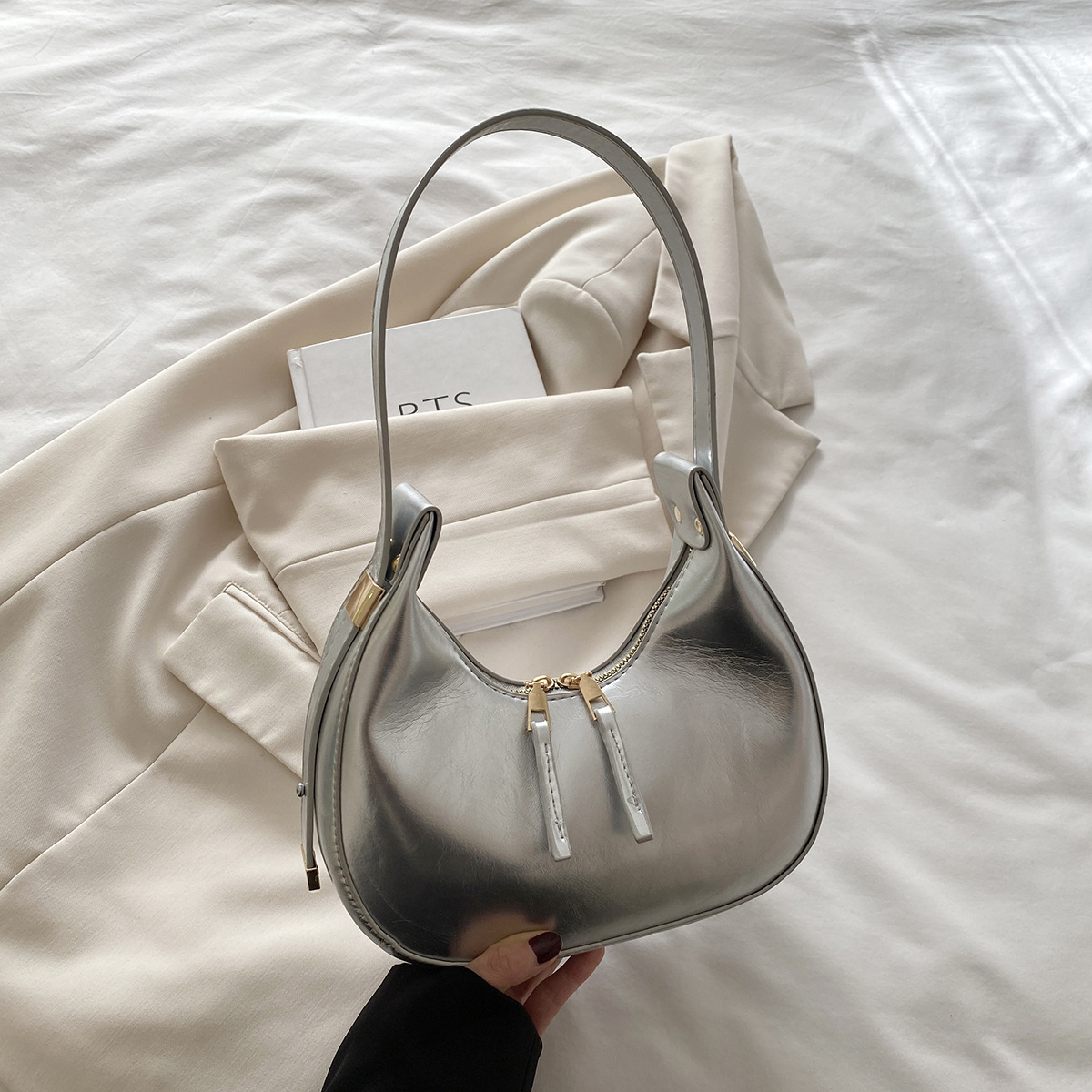 Estilo coreano ins 2025 primavera y verano nuevo diseño de nicho celebridades de Internet damas con un solo hombro y axilas albóndigas paquete de medio mes