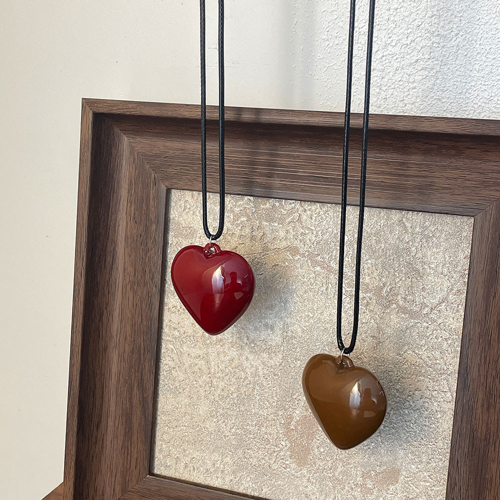 1 Piece Quantity Simple Style Heart Shape Resin Leather Rope Woven Chain Pendant Necklaces Wholesale