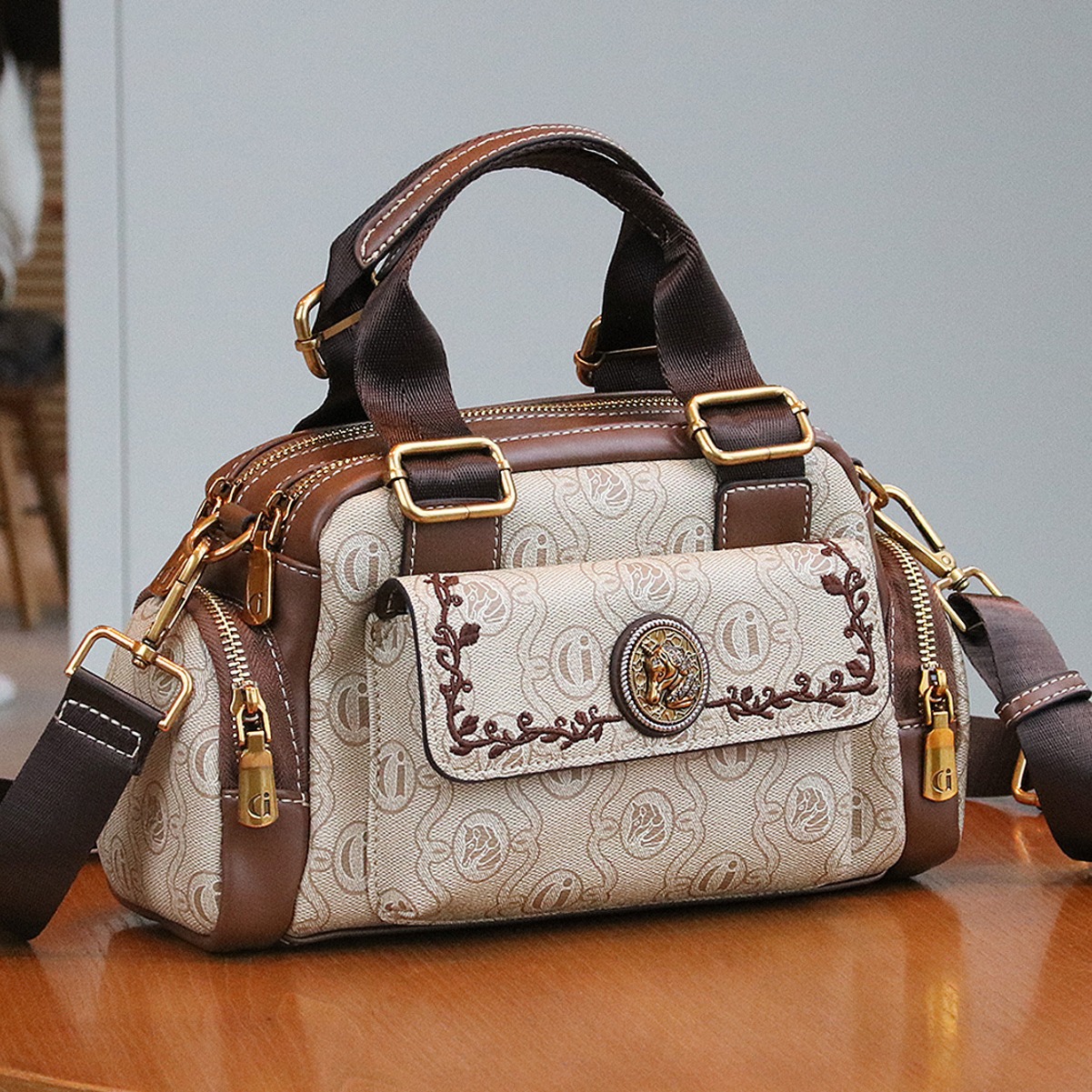 Temperament women's handbag new fashionable multi pocket casual versatile high-end sense versatile PVC crossbody bag_voghion.com