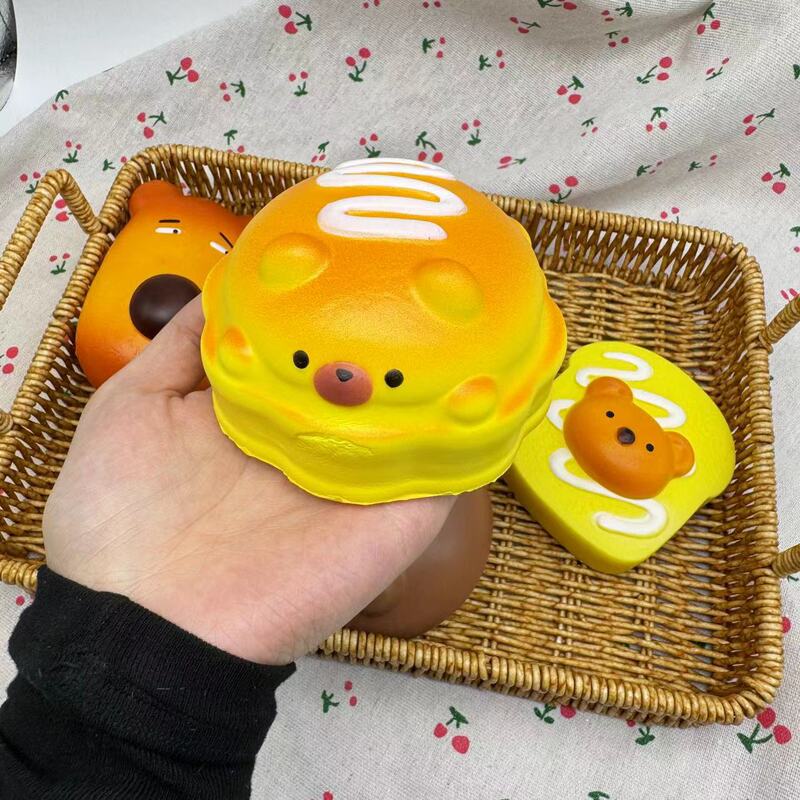 おもちゃのつまみをほったらかしにして、少女の可愛い発散ソフト玩具のシミュレーション食品パンケーキの香りがします。|undefined