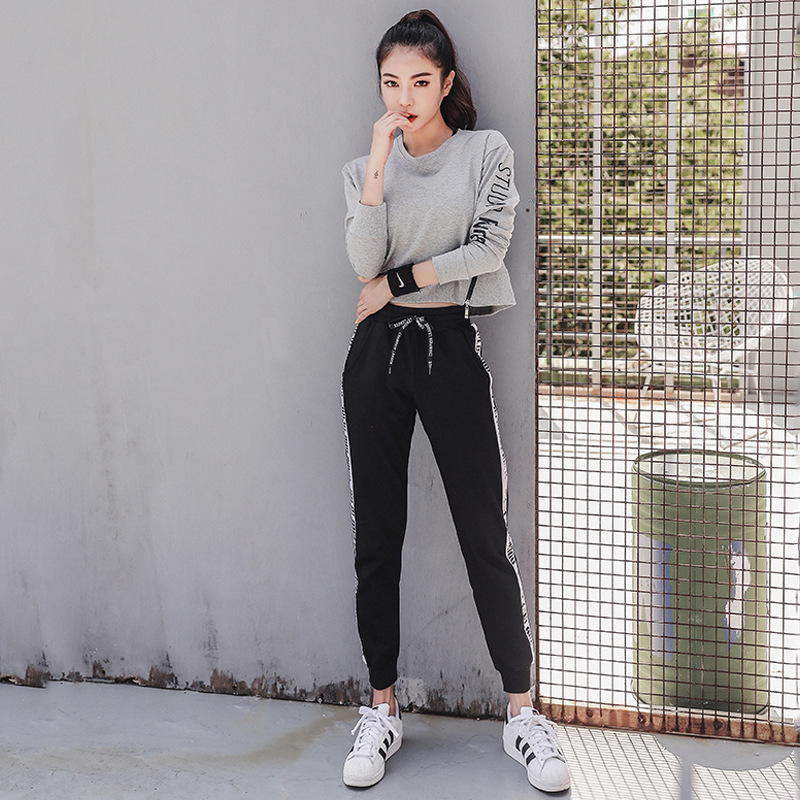 그레이 코트 + 블랙 팬츠