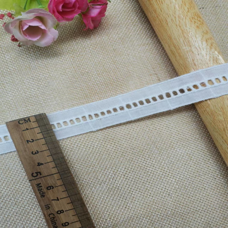 ダブルロックの綿の布のレースの補助材料は透かし彫りの刺繍のレースのファッション的な流行のスカートの服のウェディングドレスの補助材料です。