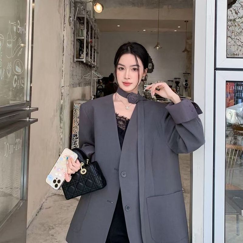 玫瑰胸针烟灰色飘带无领西装外套女春款宽松气质西服三件套装珠光|undefined
