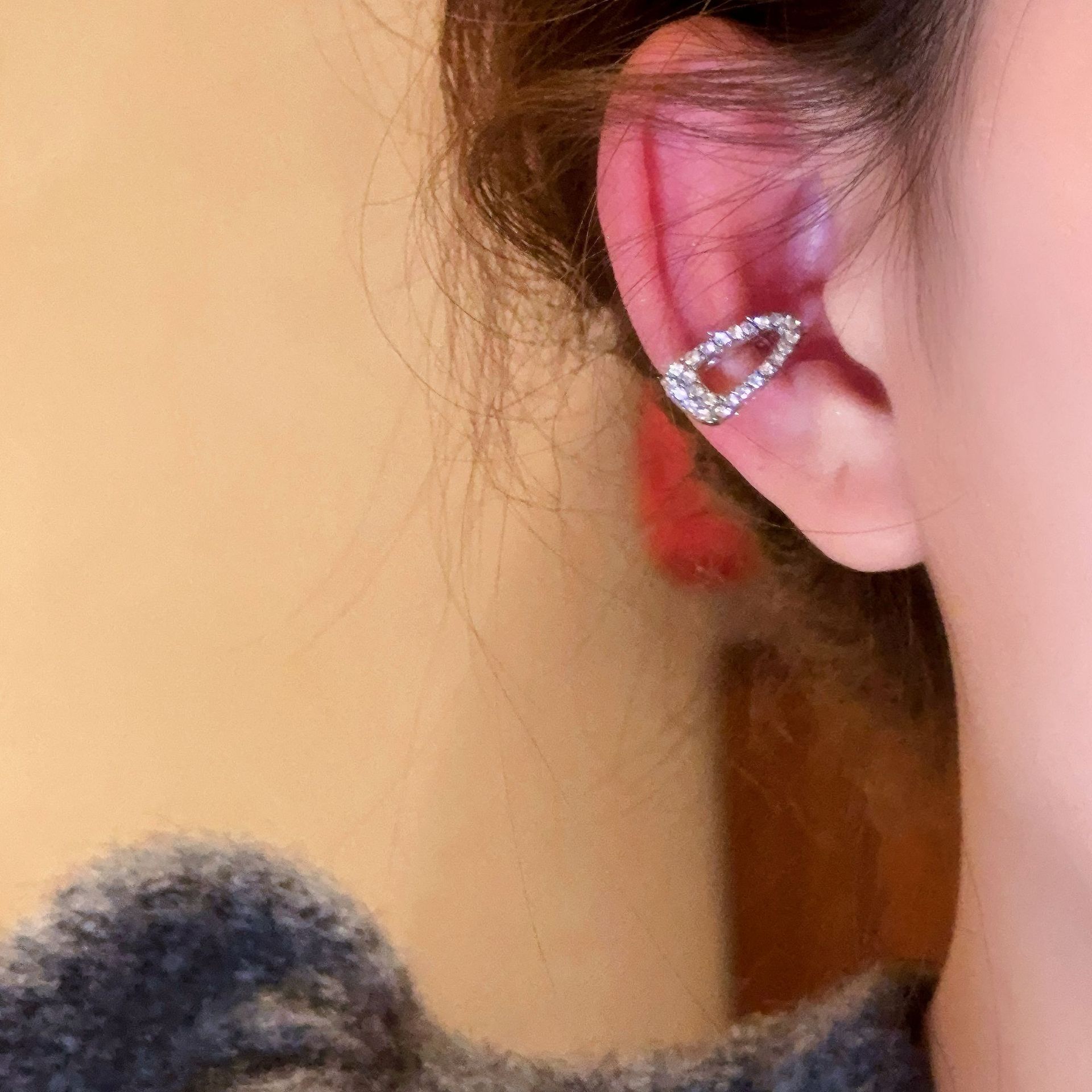 Clips de oreja de circonio micropavimentados de alta gama para mujeres sin pendientes perforados 2025 nuevos clips de oreja de moda para ropa de trabajo pendientes versátiles.