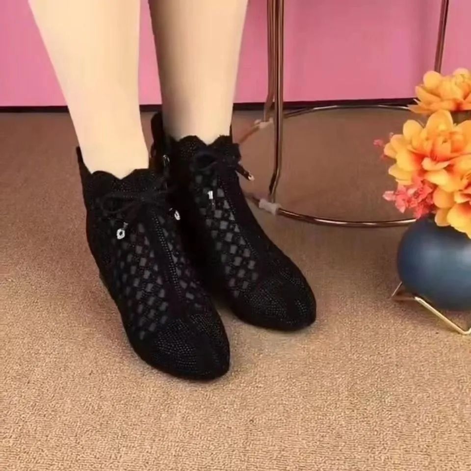 2026 botas cortas de cuero suave primavera y verano nuevas botas frescas de malla de tela de punta hueca de diamante de moda sandalias versátiles
