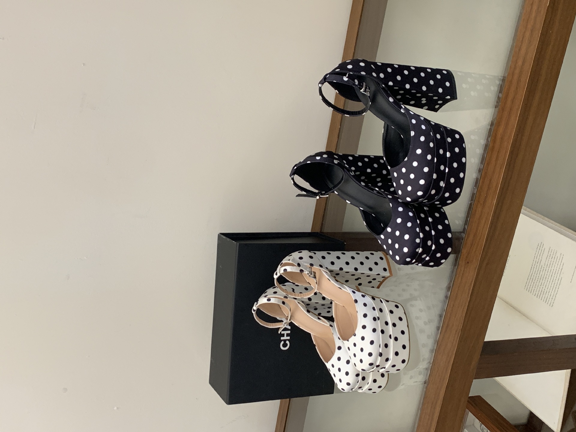 Sandal cao gót nữ mũi vuông hở mũi, gót to bản, đế platform, chất liệu satin chấm bi — màu đen chi tiết 10