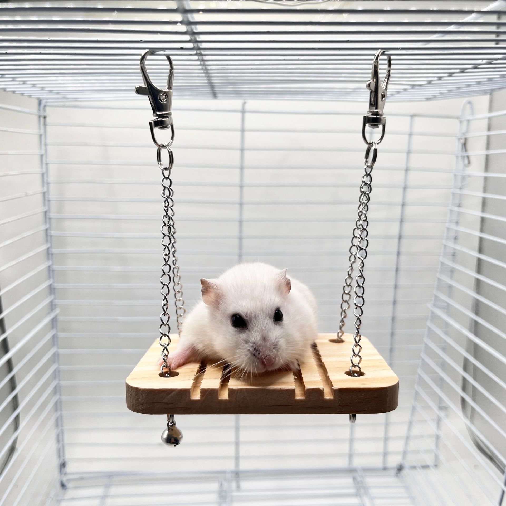 Hamster loro pájaro pequeño juguete de madera pequeña mascota campana columpio oso dorado oso dorado juguete molar hámster colgante puente colgante
