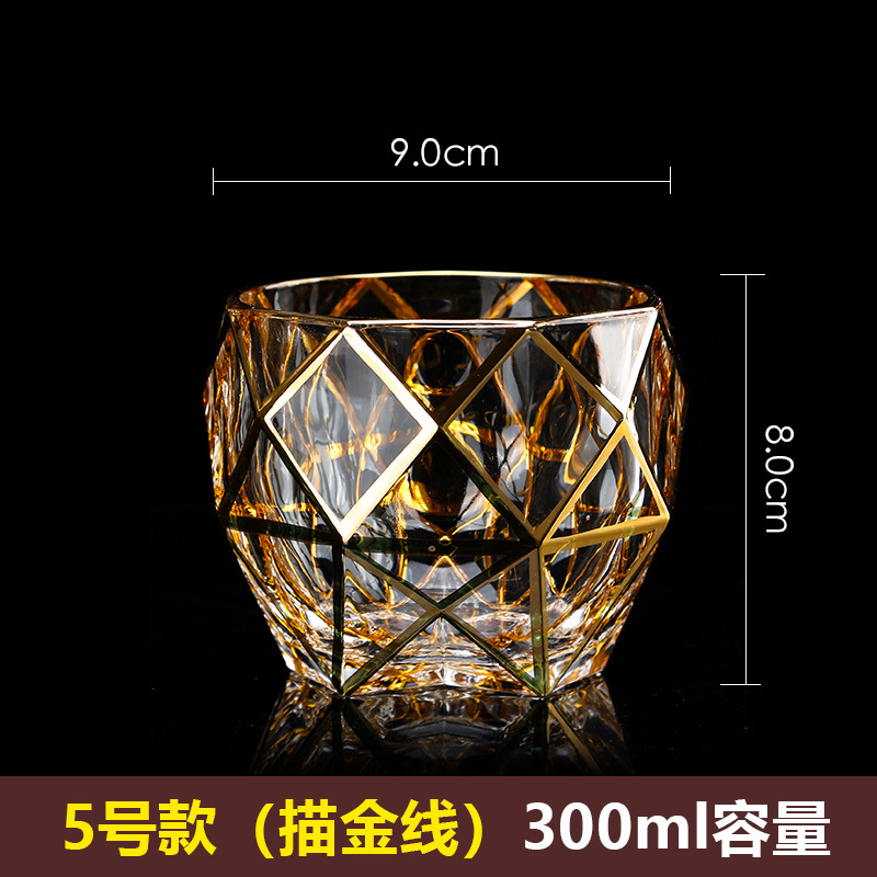 금색 선이 있는 3번 컵