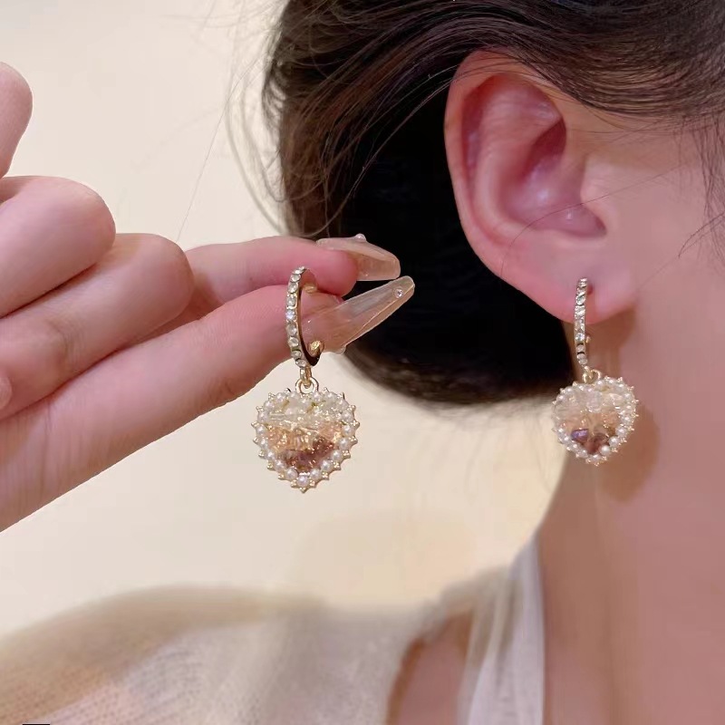 1 Pair Simple Style Heart Shape Inlay Alloy Pearl Zircon Drop Earrings display picture 2