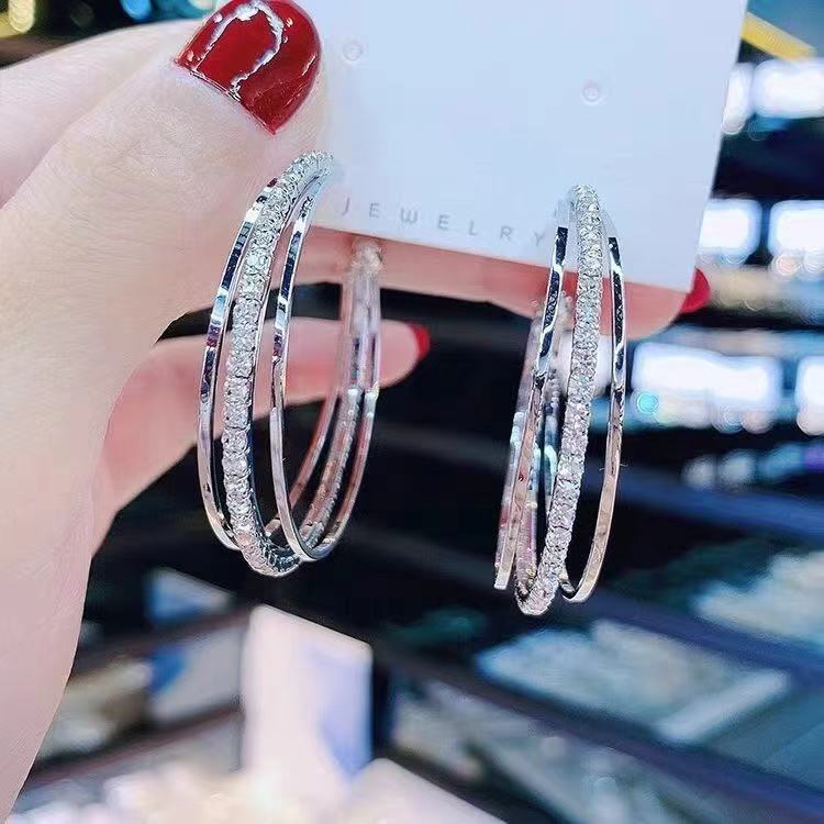 Three-Ring Earrings, Simple and Exquisite, Niche Design, Light Luxury, Versatile, Round Hoop, Elegant Small Studs, Fashionable and High-End Earrings
