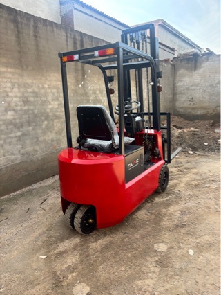 电动叉车三支点电动叉车宽度0.8米电动叉车载重1吨1吨小叉车