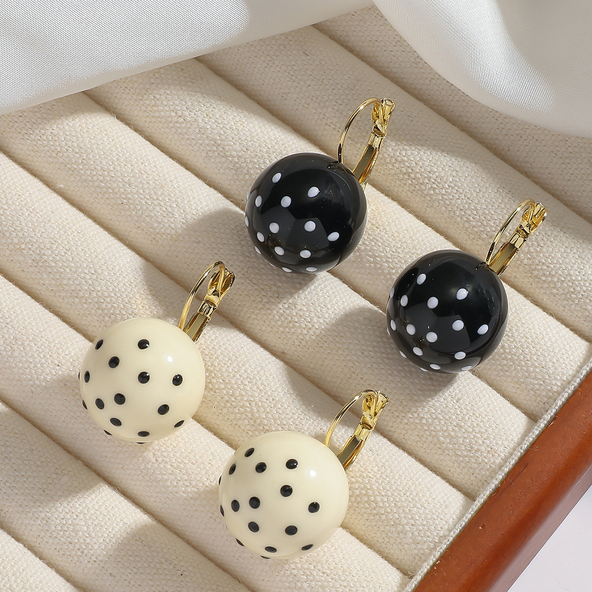 Eco-friendly Black and White Wave Dot Ball Earrings Small Fragrant Style Wave Dot Acrylic Earrings French Niche Elegant Fashion Earrings