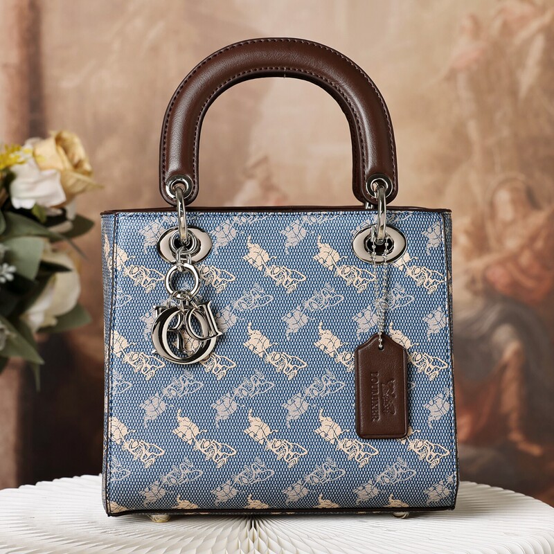 Niche high-end handbag in Lady Dior style for women, 2026 new model, suitable for commuting, fashionable and versatile, can be worn as a shoulder or crossbody bag Niche high-end handbag in Lady Dior style for women, 2026 new model, suitable for commuting, fashionable and versatile, can be worn as a shoulder or crossbody bag