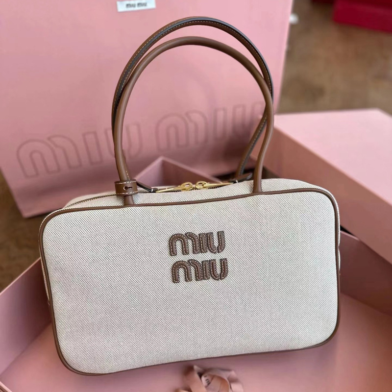 Miu 2025 New Retro Handbag Large Capacity Simple Shoulder Crossbody Commuter Trendy Versatile