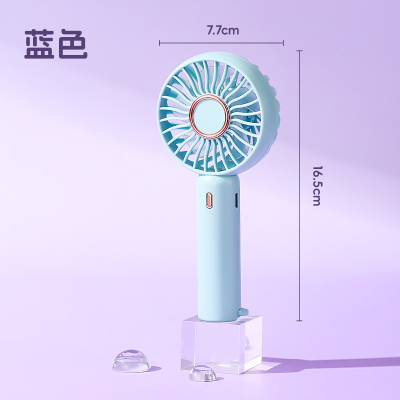小型扇風機を持って小型充電式の学生がデスクトップを持っています。|undefined
