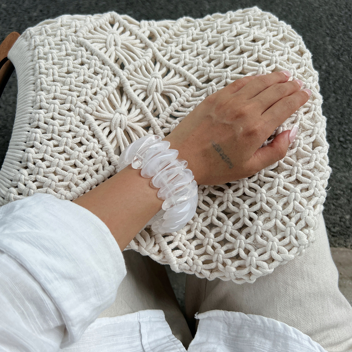 Joyas transfronterizas europeas y americanas, sentido de diseño de nicho, pulsera de degradado de resina de forma especial, pulsera elástica de costura de ins simple image 10