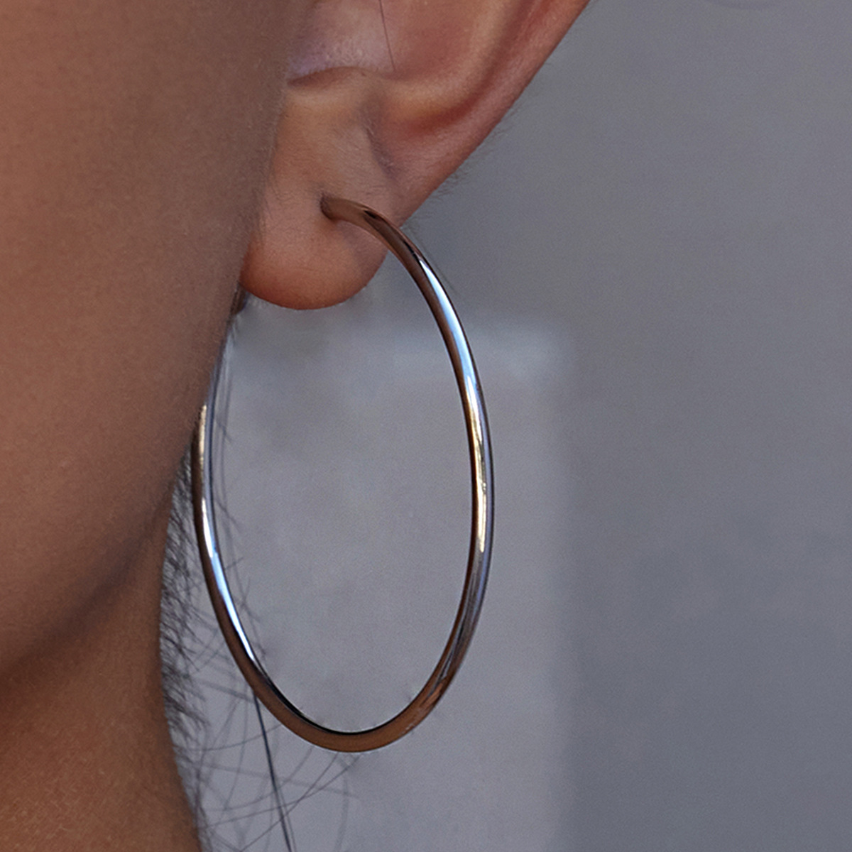 Wanxing Europa y los Estados Unidos transfronterizos aretes de acero inoxidable grandes círculos ligeros de lujo joyas de alta calidad nicho de diseño de orejas de acero de titanio