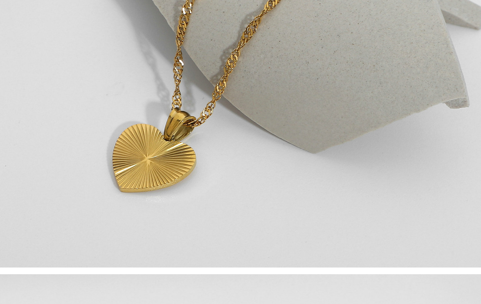 simple retro heartshaped pendant 18K gold stainless steel necklacepicture7