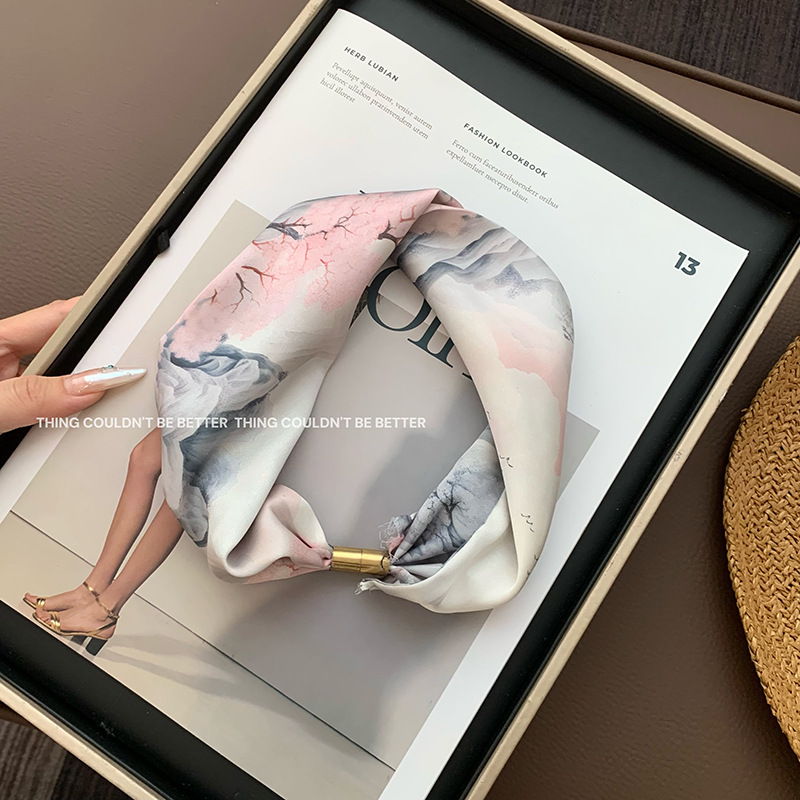 Bufanda de seda de lunares Sentido avanzado Nuevo estilo nacional Flor Protector de cuello Decoración de clavícula Bufanda pequeña Protector de cuello Bufanda de seda magnética