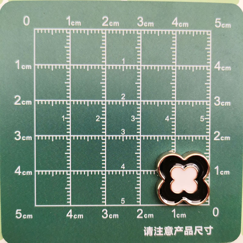 Temperamento de moda blanco y negro pequeño viento fragante cuatro hojas accesorios de plástico corazón de melocotón DIY pinzas de cabello material de ropa de correa