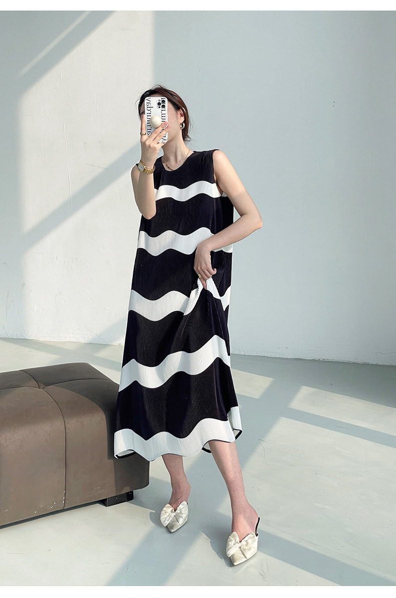 Đầm maxi nữ xếp ly dáng ôm, không tay, họa tiết sọc — Màu đen chi tiết 9