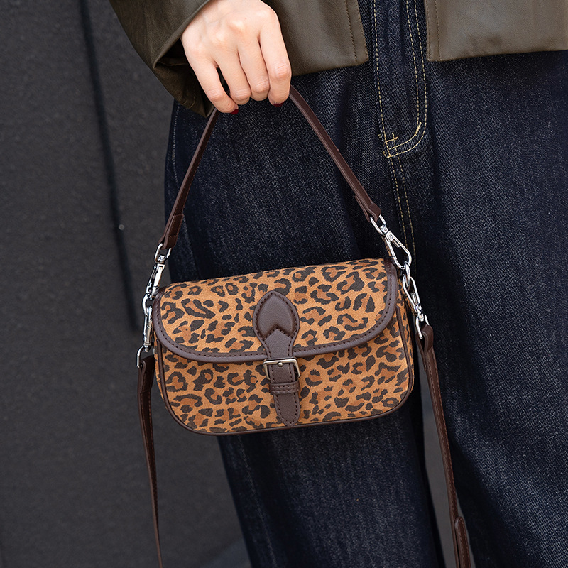 Nieuw model 2025: Mat rundleer met luipaardprint, kleine vierkante tas met klep, crossbody schoudertas van echt leer, eenvoudig model._voghion.com