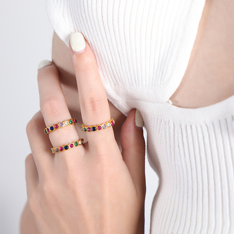 Fashionable ring with zircon