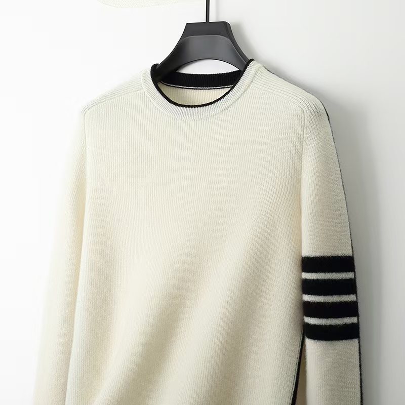 New autumn/winter men's round neck color-blocked striped pullover sweater, versatile and stylish knitted base layer sweater.