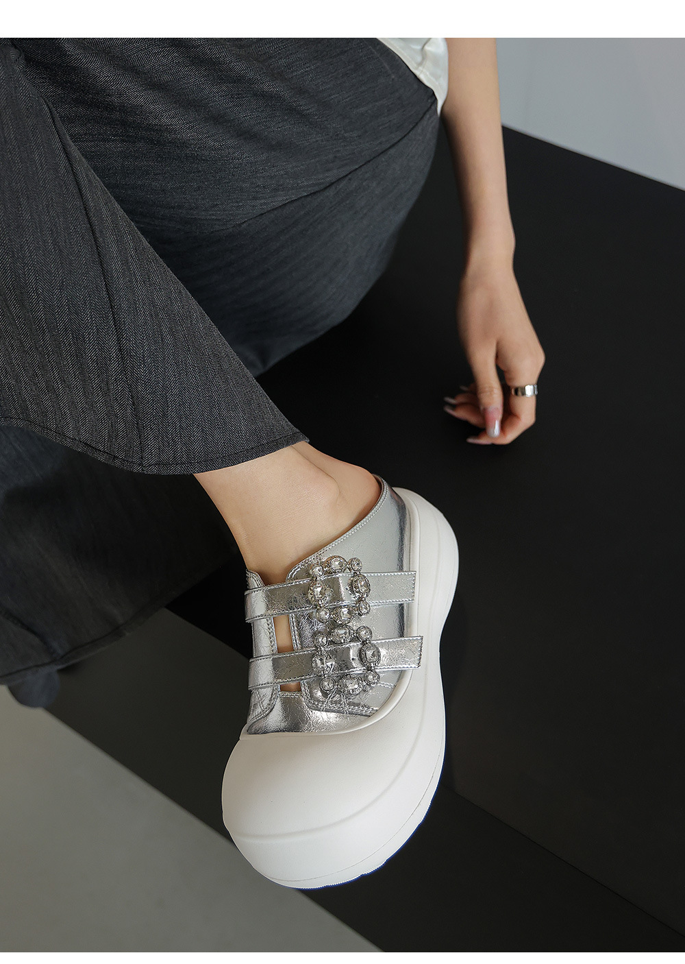 Sandal nữ đế xuồng cao 5 cm mũi vuông đính đá pha lê — màu đen, bạc chi tiết 14