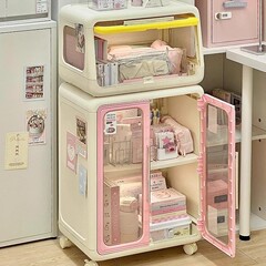 パミンは机の下に床に落ちて収納棚の前に開けてリビングの家庭用ロッカーの箱の本の文房具のカートを覆います。
