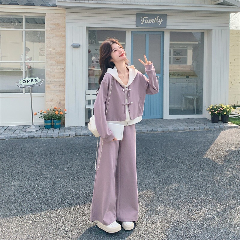 Plus-size autumn outfit: a stylish and casual two-piece set featuring wide-leg pants and a hooded sweatshirt, designed to create a slimming and fashionable look for women Plus-size autumn outfit: a stylish and casual two-piece set featuring wide-leg pants and a hooded sweatshirt, designed to create a slimming and fashionable look for women